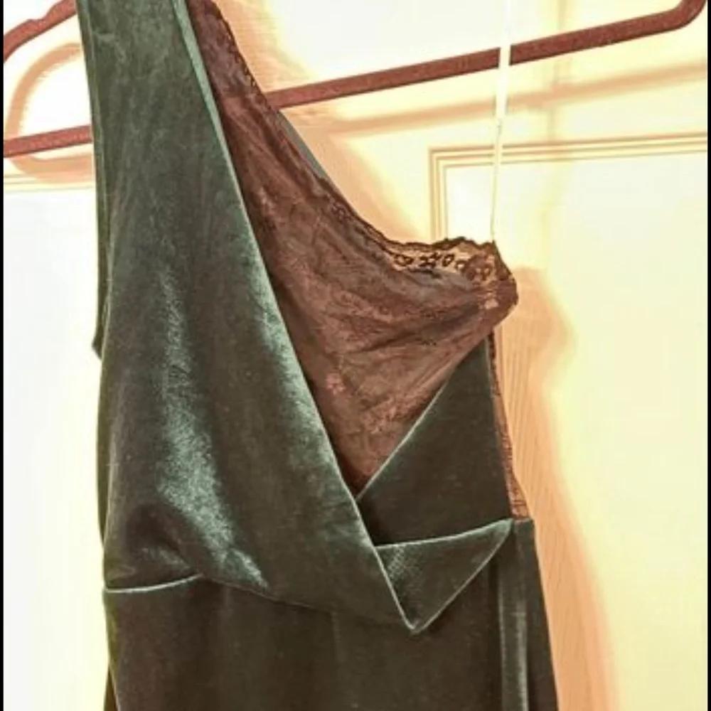 Lulu’s NWT- Gorgeous hunter green velvet cocktail dress. - Picture 5 of 6